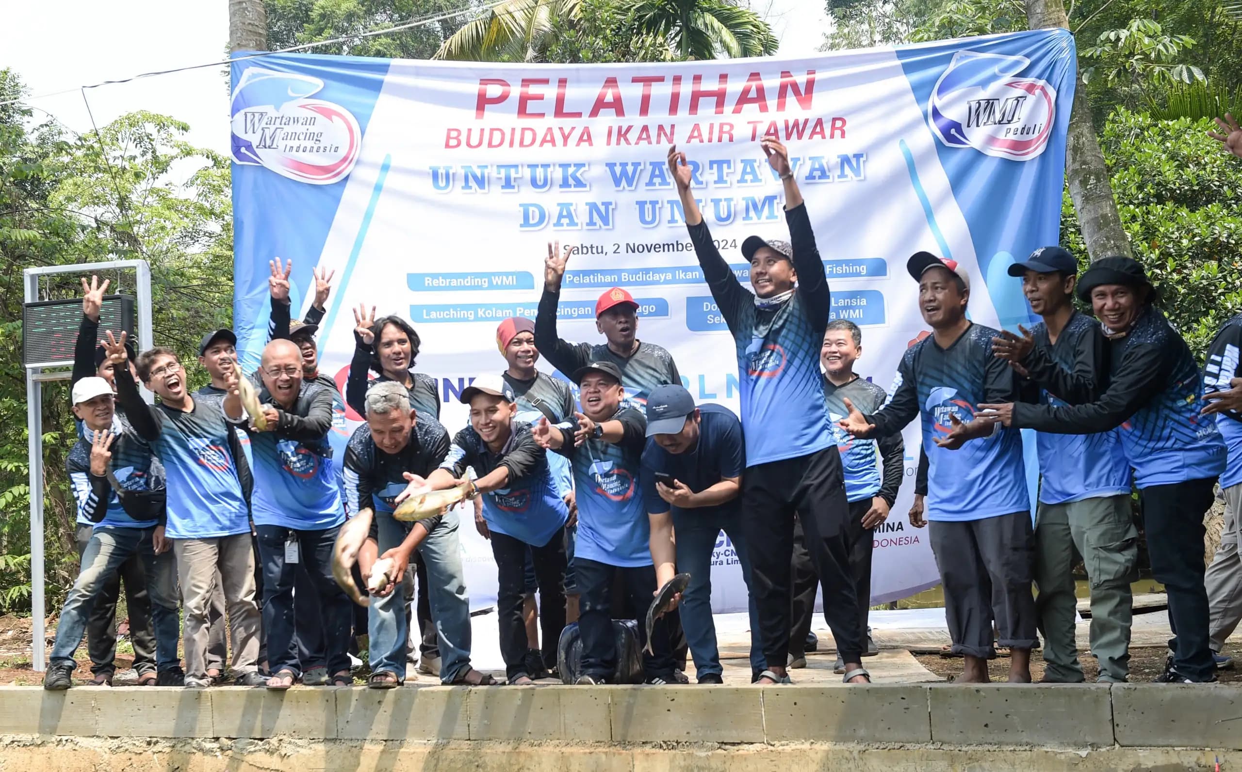Sejumlah wartawan secara simbolis melepaskan ikan air tawar (Foto: Dok MI/Donavita)