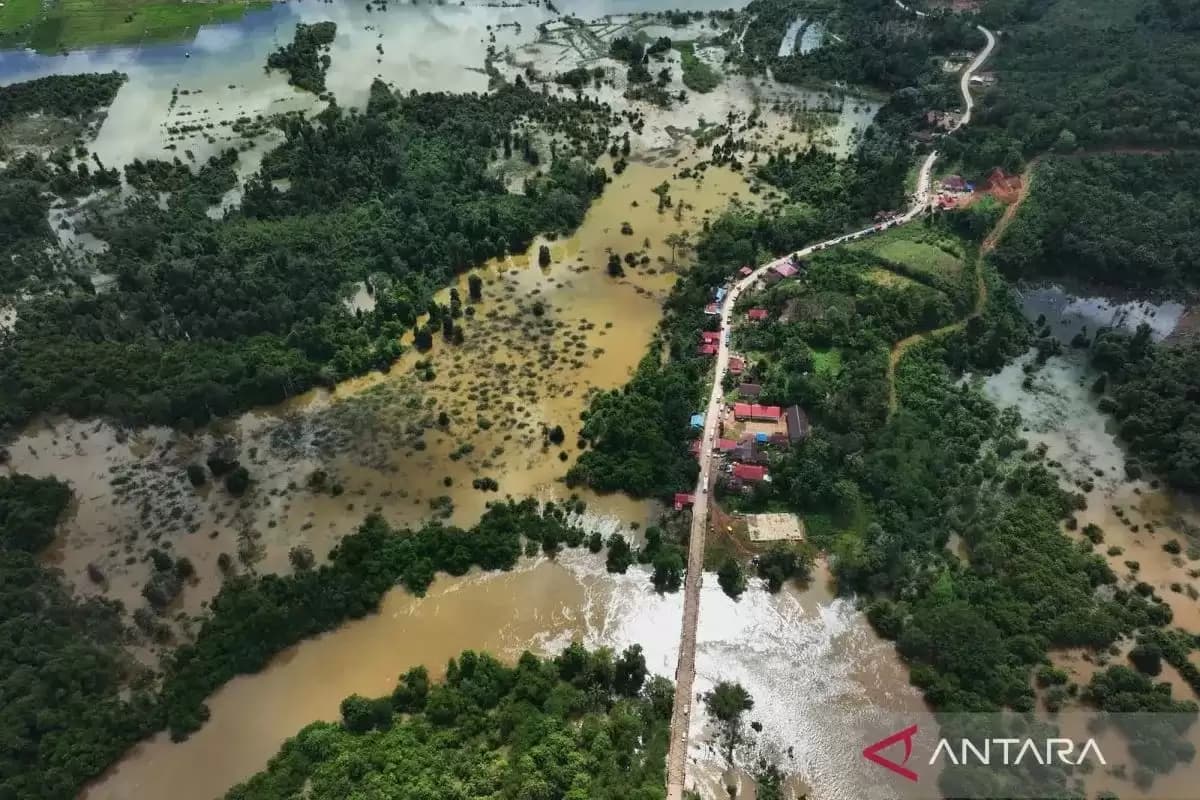 Banjir yang merendam rumah warga tersebut setinggi perut orang dewasa