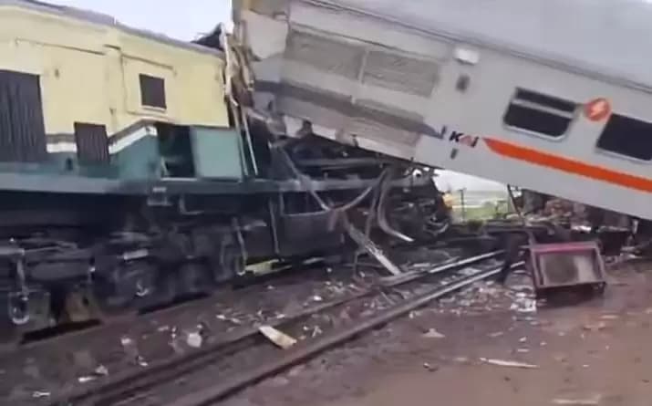 KA Bandung Raya vs KA Turangga Tabrakan di Cicalengka