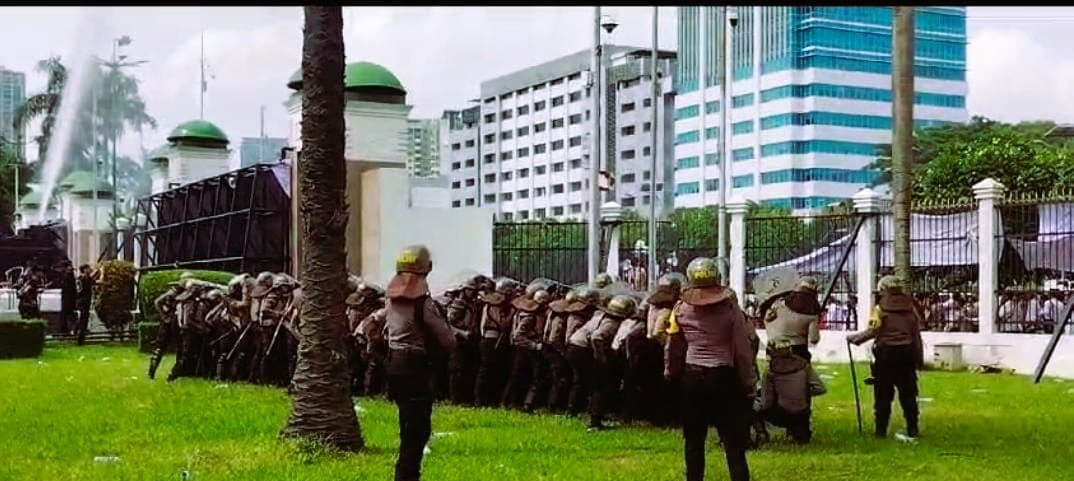 Aksi Demonstrasi APDESI di Gedung DPR Ricuh