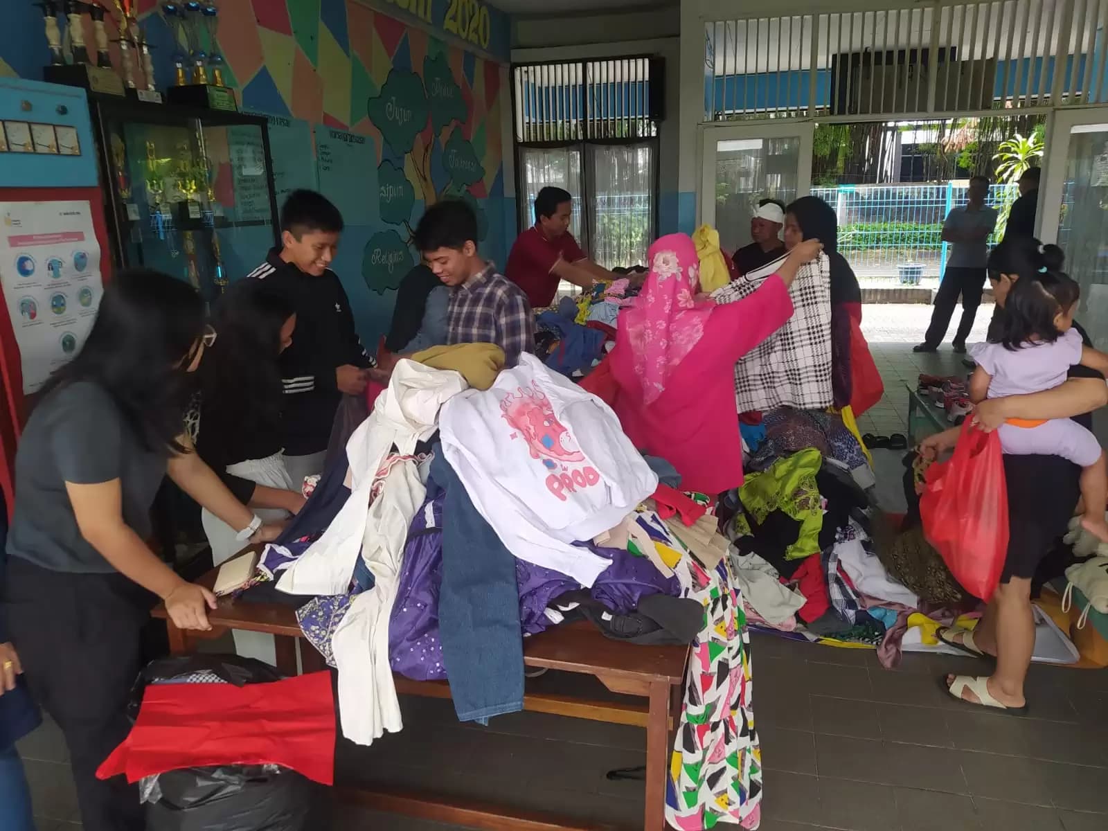Garage Sale SMP Sumbangsih Jakarta: Sebagai Kegiatan Sosial dengan Warga Sekitar Sekolahan