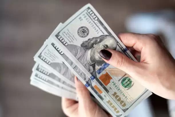 Penguatan Indeks Dolar AS Picu Turunnya Harga Emas