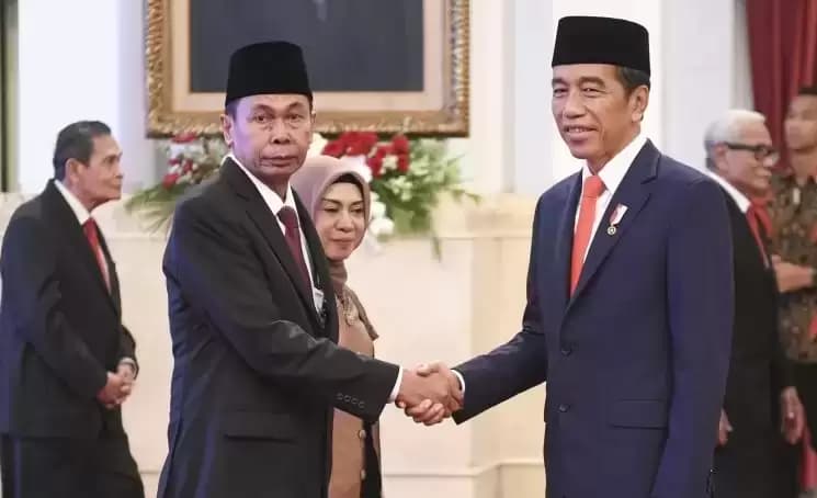 Joko Widodo dan Nawawi Pomolango jabat tangan (Foto: Dok MI)