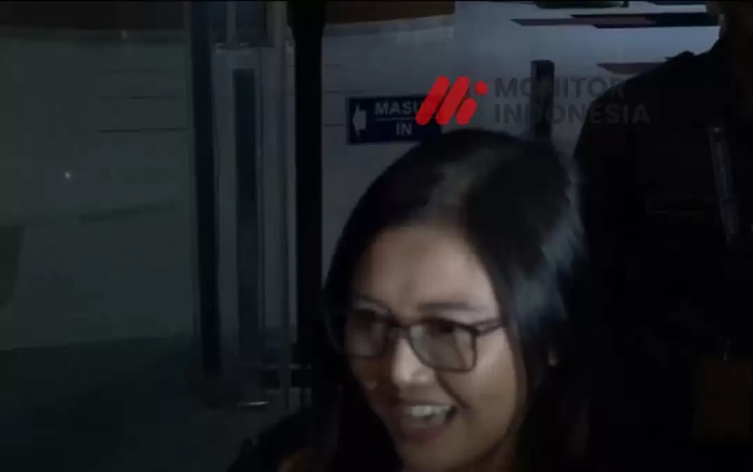 Anggota Komisi IV DPR RI dari Fraksi PDIP, Vita Ervina melempar senyuman manis usai diperiksa KPK, Selasa (28/11) malam (Foto: MI/Aswan)