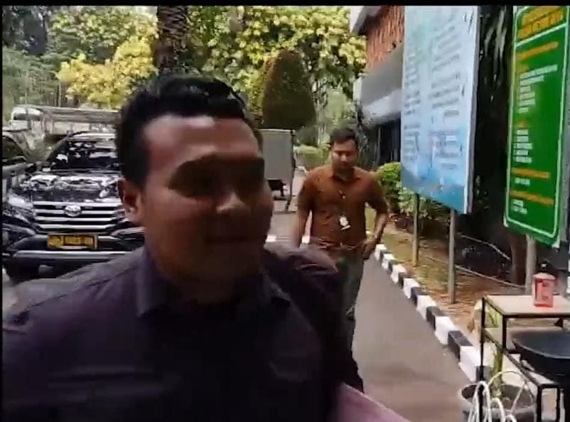 Usai Diperiksa, Ajudan Ketua KPK Firli Bahuri Langsung Ngacir Masuk Mobil