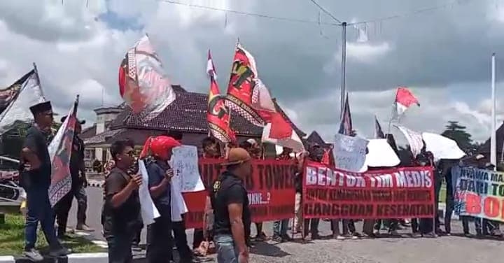 Tuntut Tower Dibongkar, Puluhan Massa GPI Demo Pemkab Blitar