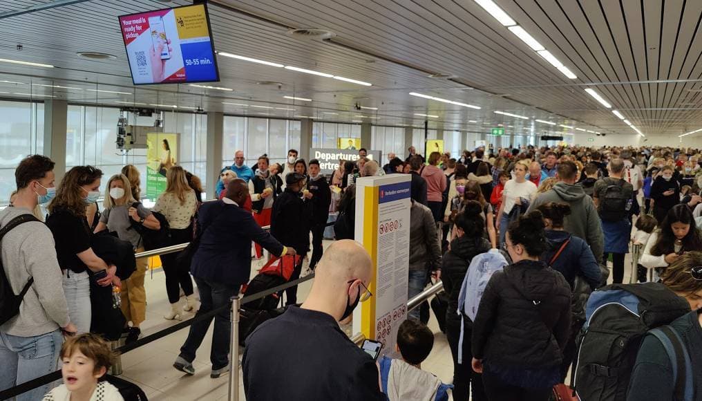Bandara Amsterdam Desak para Wisatawan untuk Menjauh karena Adanya Pemogokan