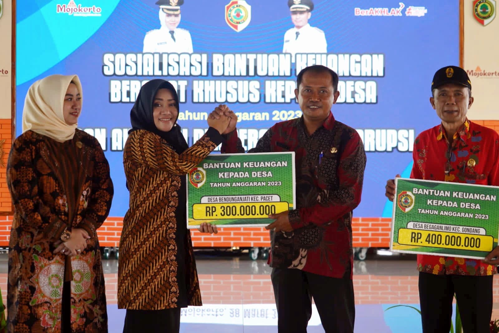 Bupati Mojokerto Serahkan Bantuan Keuangan Khusus Kepada 146 Desa Rp 63,5 Miliar