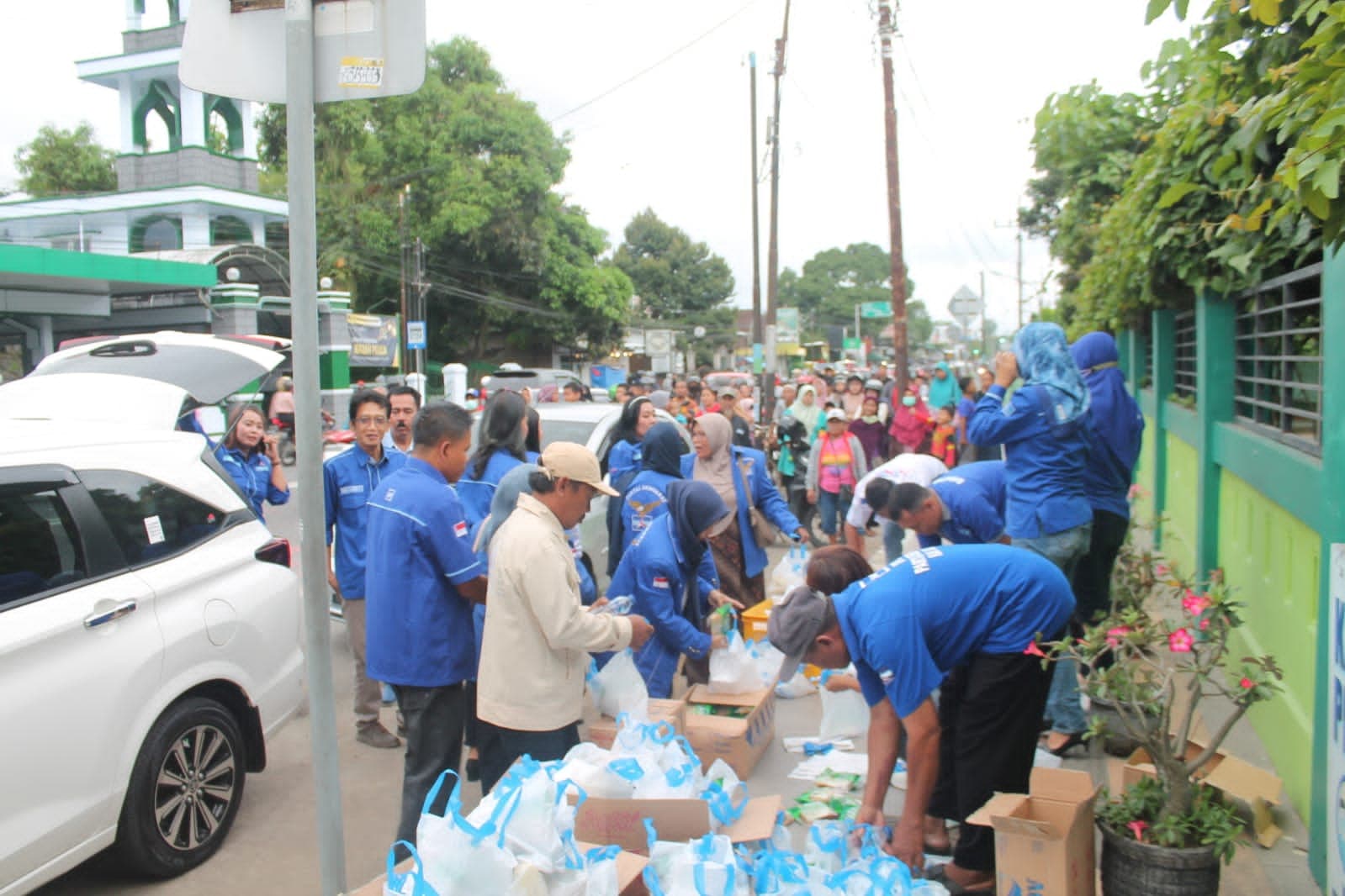 Berbagi Berkah di Bulan Suci Ramadhan, DPC Partai Demokrat Kabupaten Blitar Bagikan 1000 Takjil Gratis