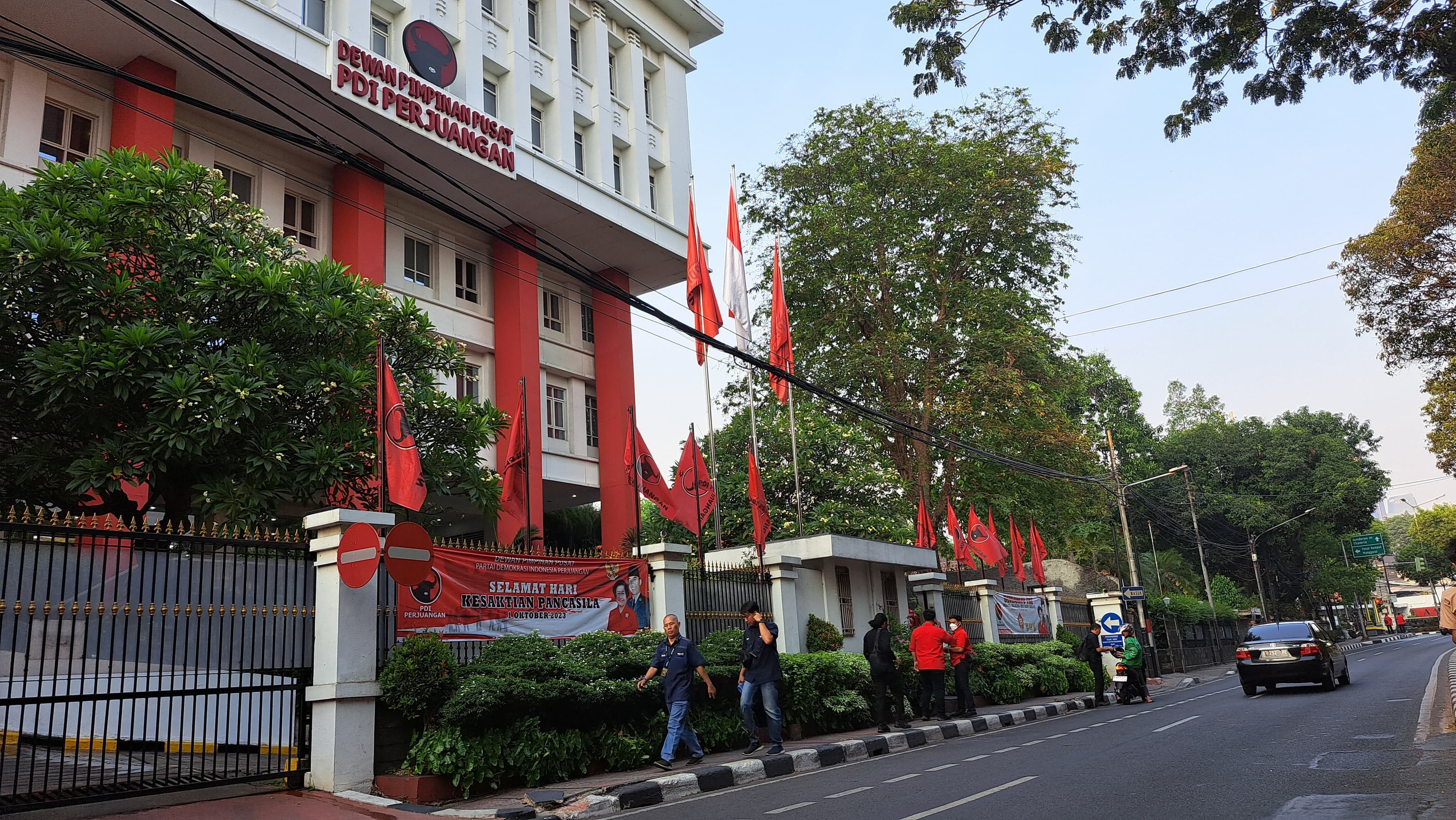 Suasana Kantor DPP PDIP Jelang Pengumunan Cawapres Ganjar Pranowo