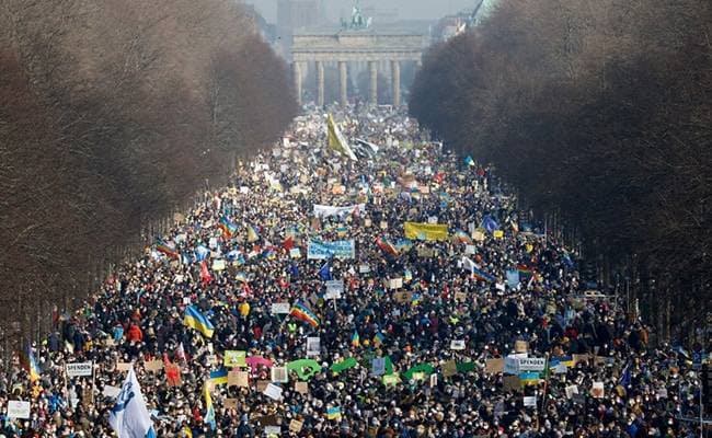 Lebih dari 100.000 Orang di Berlin Melakukan Demonstrasi Atas Invasi Rusia ke Ukraina