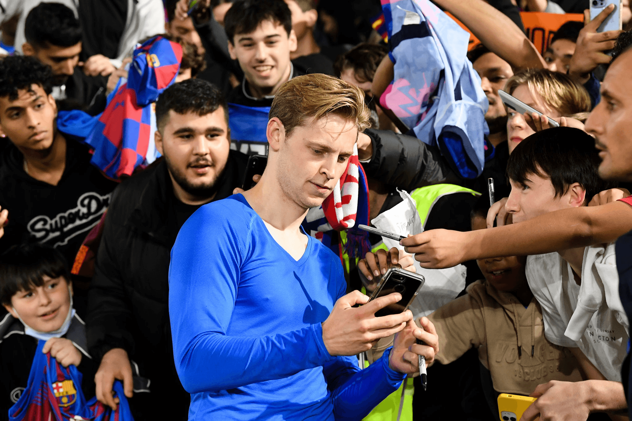 De Jong: Saya Lebih Suka Bertahan di Barcelona