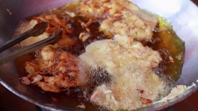 Hati-hati! Terlalu Sering Makan Gorengan Bisa Picu Kanker Lho