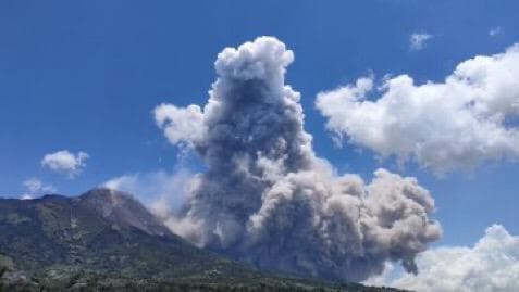 Muntahkan Awan Panas Sejauh 4 Km, Status Gunung Merapi Masih Siaga