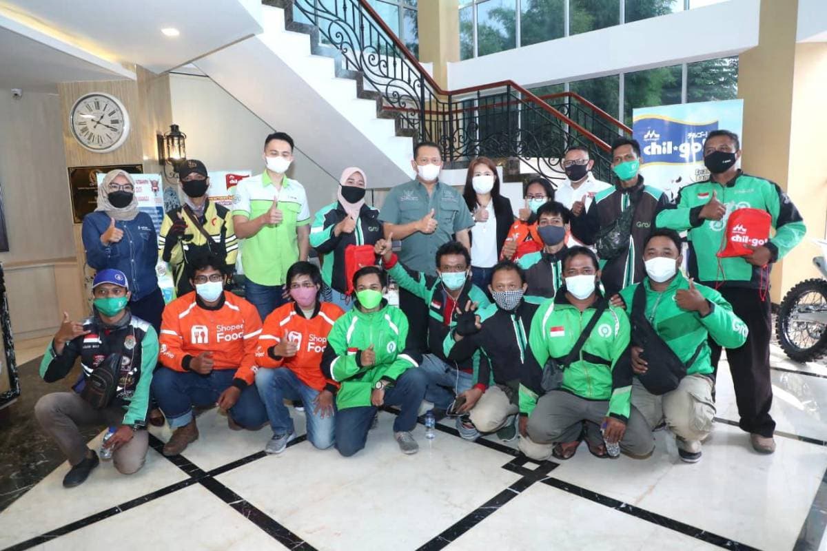 Bamsoet Serahkan Paket Bantuan Susu kepada Pengemudi Ojek Online