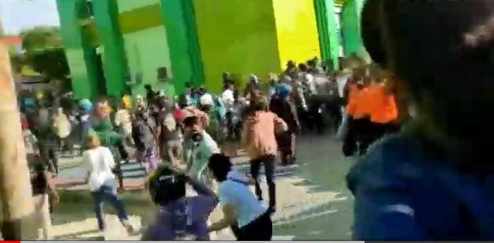 Antrean Vaksinasi Berjubel, Gerbang Poltekes Kupang Ambruk