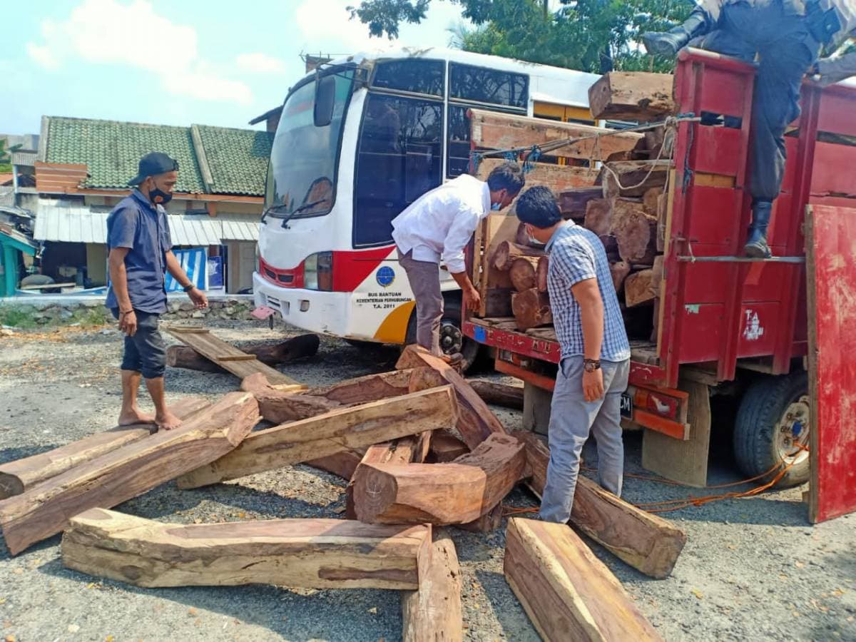 Polres Pringsewu Bekuk Komplotan Penadah dan Pelaku Ilegal Logging