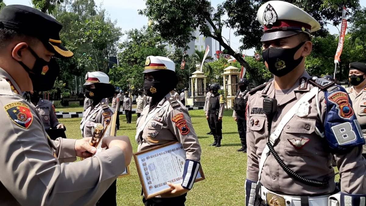 Pedagang Asongan Sakit, Polisi Jual Koran dan Tisu, 15 Menit Ludes, Aksinya Direkam Warga dan Viral