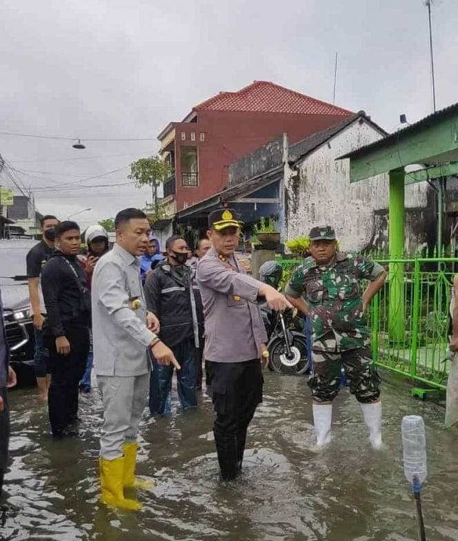 Wabup Blitar Rahmat Santoso Tinjau Langsung Lokasi Evakuasi Korban Banjir