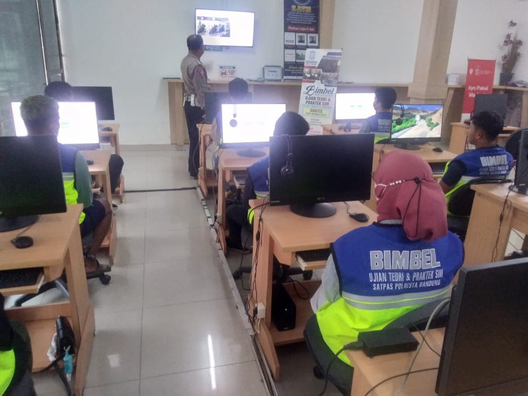 Satlantas Polresta Bandung Gelar Bimbel Ujian Teori dan Praktek SIM Gratis 