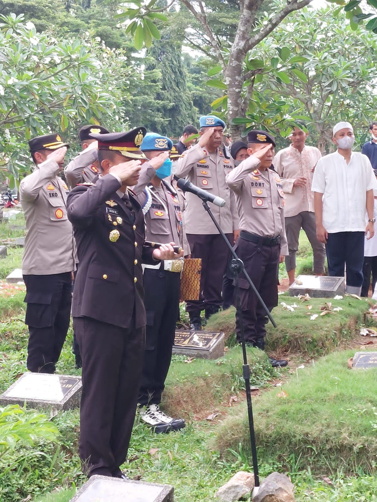 Kapolres Jaktim Pimpin Upacara Pemakaman Jenazah Aiptu Aris Wiranto 