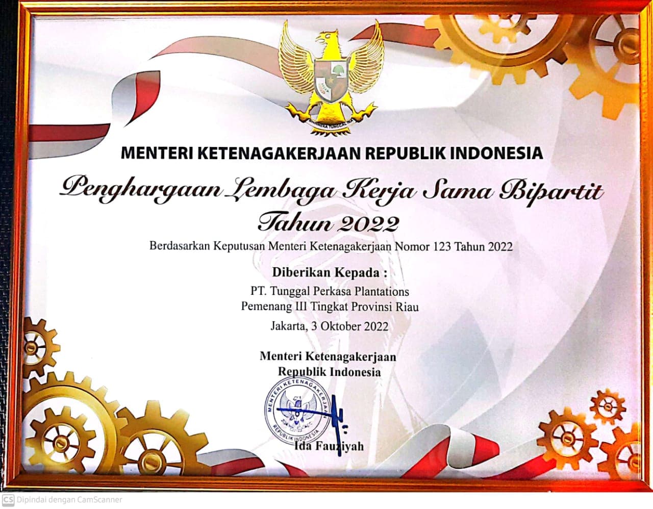 Management PT TPP Pasir Penyu Raih Piagam Penghargaan dari Menteri Tenaga Kerja