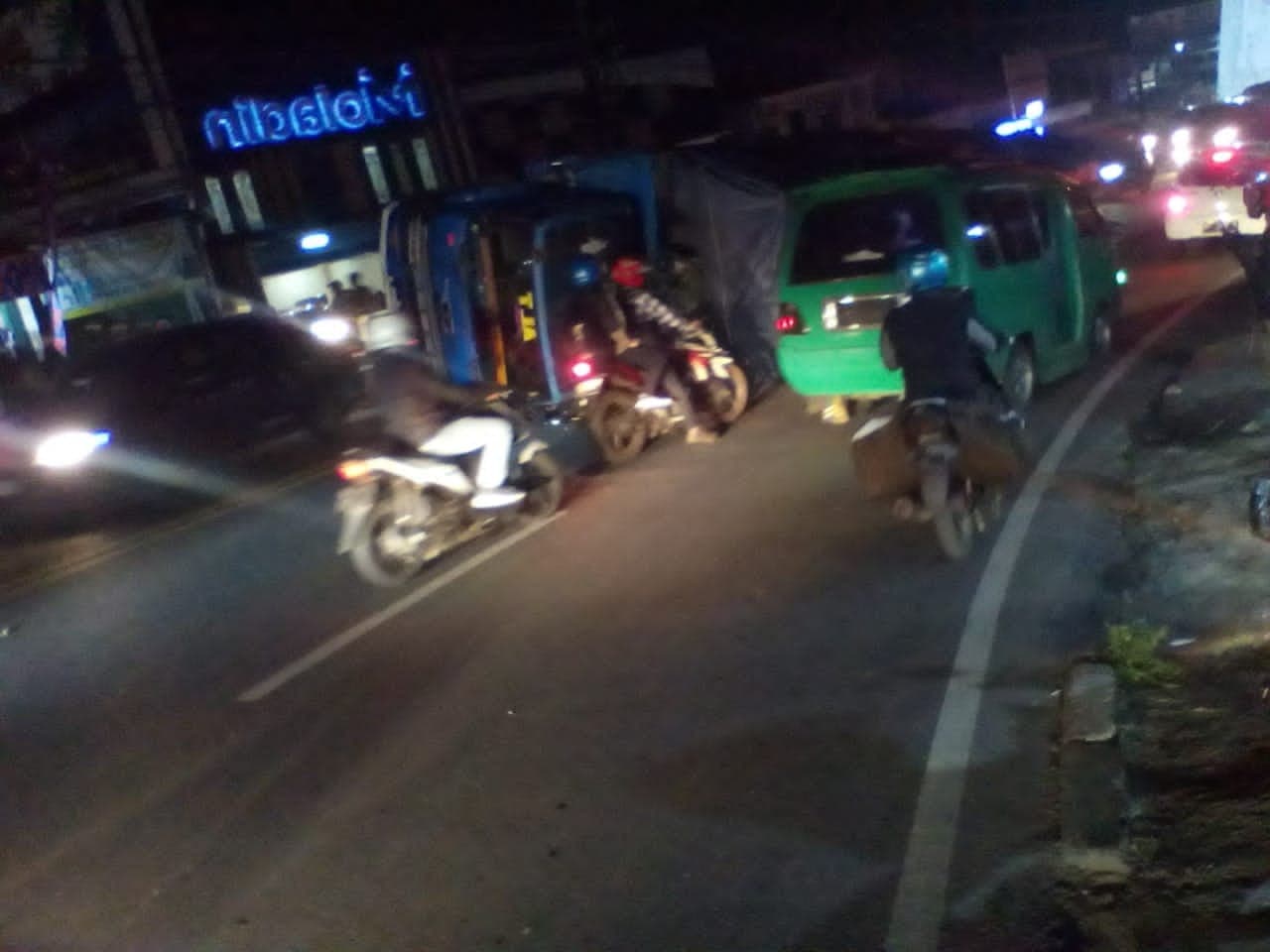 Truk Terguling di Jalan Raya Cinunuk, Arus Lalin Macet