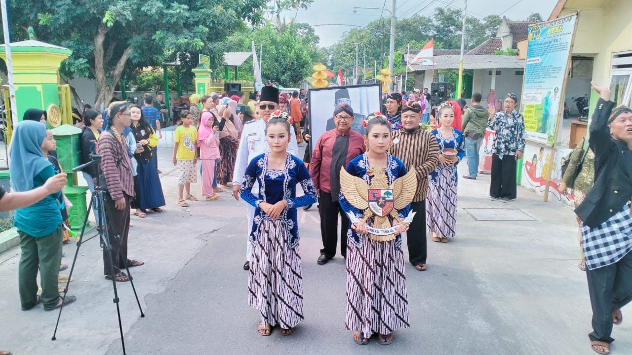 Ratusan Warga Kanigoro Padati Jalan, Saksikan Kirab Pusaka Pancasila 