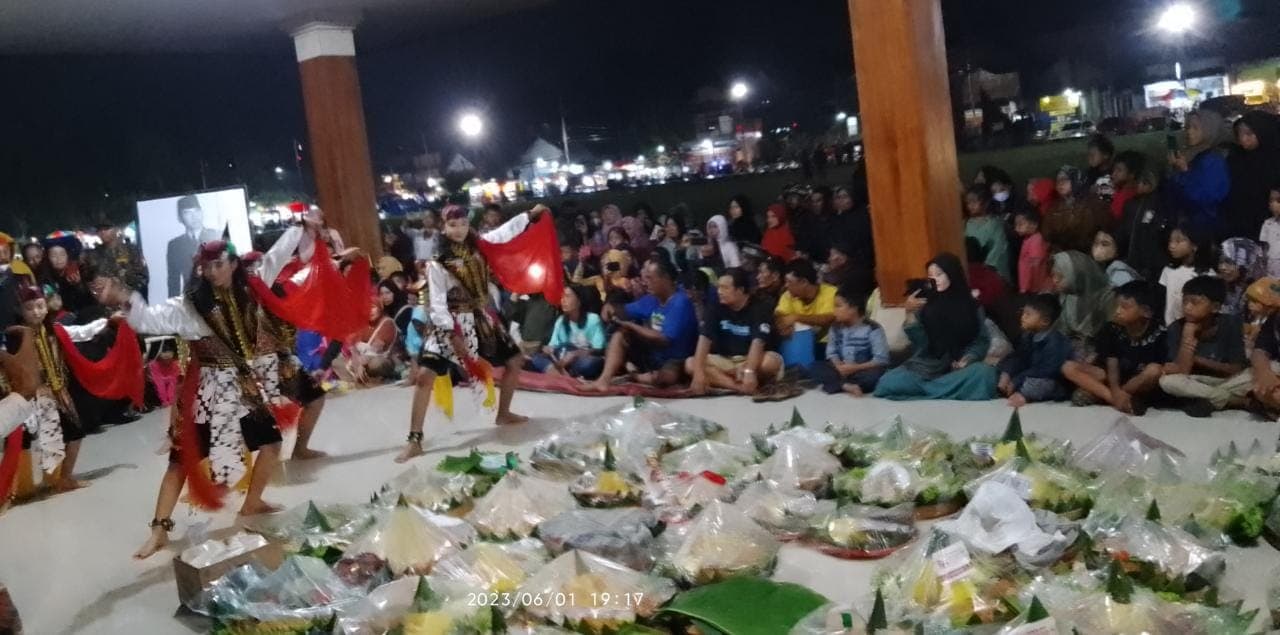 Puncak Acara Hari Lahir Pancasila, Dewan Seni dan Budaya Kabupaten Blitar Gelar Brokohan dan Makan Bersama 78 Tumpeng dan 2023 Takir 