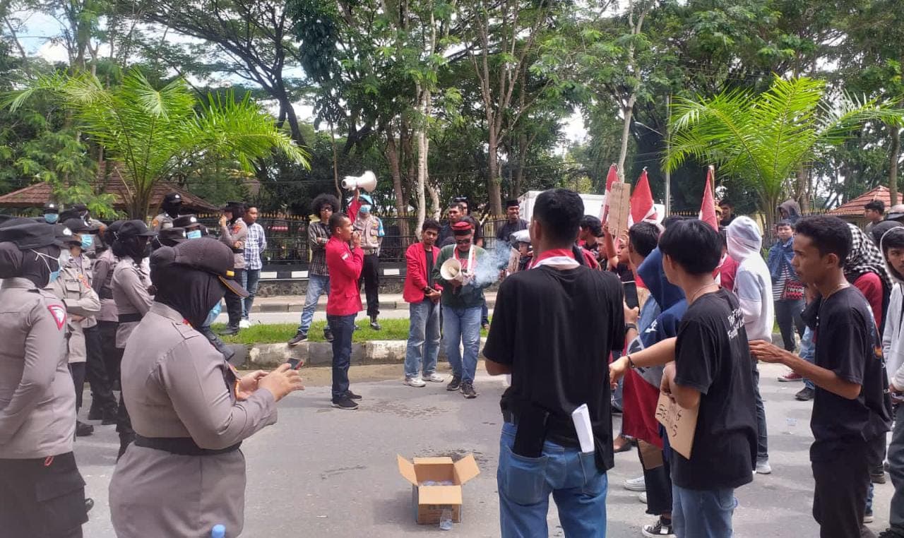 Kapolda Sultra Diminta Bertanggung Jawab Penembakan Gas Air Mata di Kampus UHO