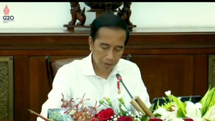 Ditanya Kemungkinan Reshuffle Menteri dari NasDem, Jokowi: Tunggu Saja