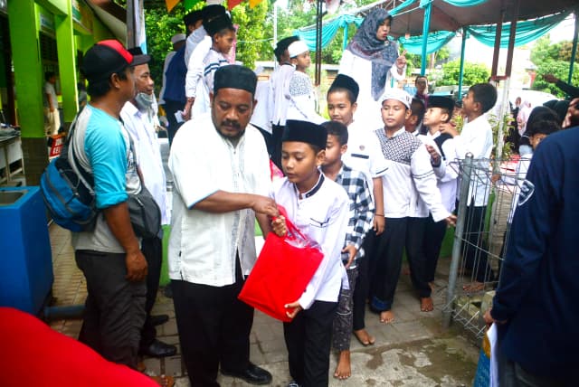 JMI Berikan Donasi Pendidikan Masyarakat Pesesir Di SDN Tanjung Burung Banten Lewat Media Dongeng Perbankan