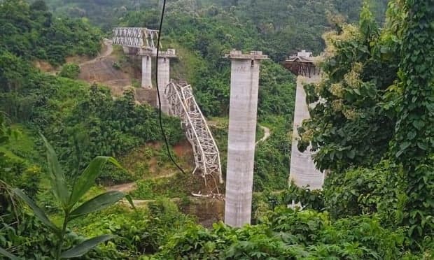 Jembatan Kereta Api di India Runtuh Tewaskan 26 Orang