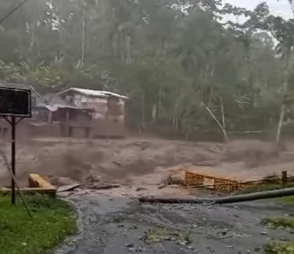 Jembatan di Perbatasan Lumajang-Malang Putus Diterjang Banjir