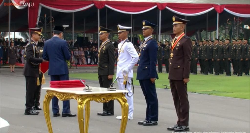Jokowi Lantik 833 Perwira TNI-Polri, Anak Eks Kapolri Raih Adhi Makayasa