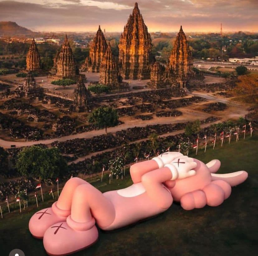 Ada Patung Raksasa Pink Lagi Rebahan di Candi Prambanan