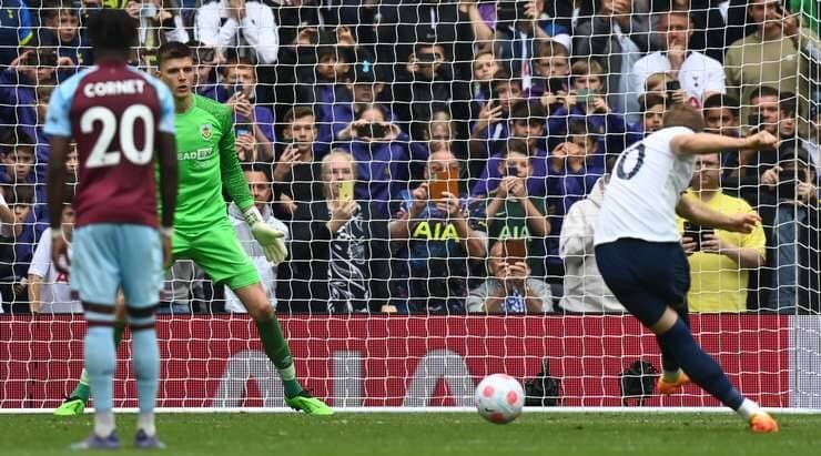 Tottenham 1-0 Burnley, Gol Penalti Kane Selamatkan Spurs