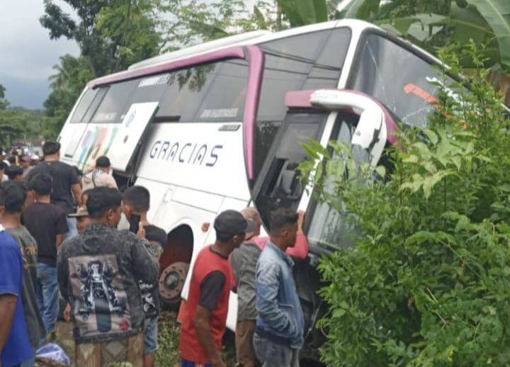 Rem Blong, Bus Pariwisata di Probolinggo Tabrak 5 Kendaraan