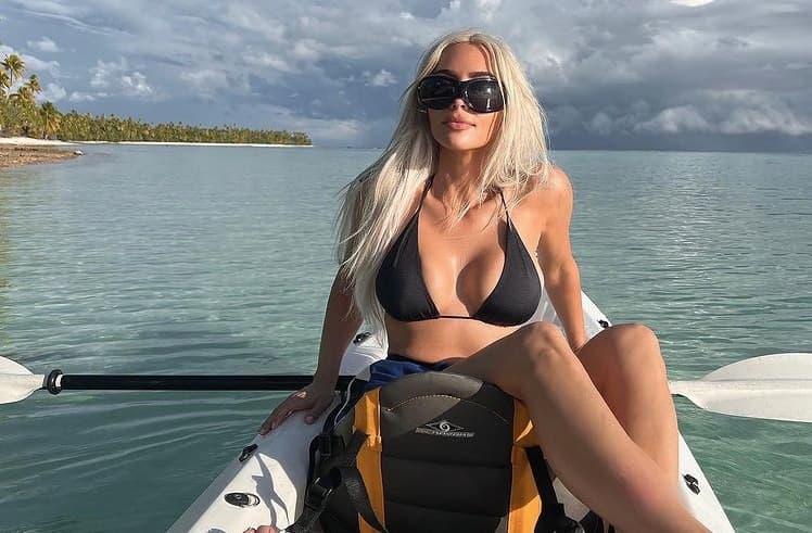 Kim Kardashian Bagikan Foto Seksi Menggunakan Bikini di Pantai Bersama Pete Davidson