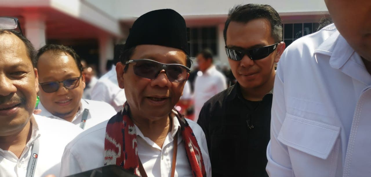 Mahfud MD Pakai Kemeja Putih yang Gagal Dampingi Jokowi Daftar Pilpres 2019