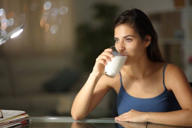 Manfaat Minum Susu Sebelum Tidur, Yuk Coba!