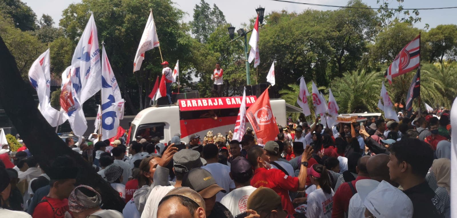 Di Bawah Suhu 40° Celcius, Pendukung Ganjar-Mahfud Terus Bersorak