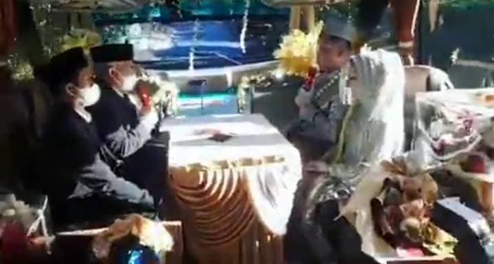Cegah Kerumunan, Titin-Angga Nikah di Bus yang Melintas di Tol