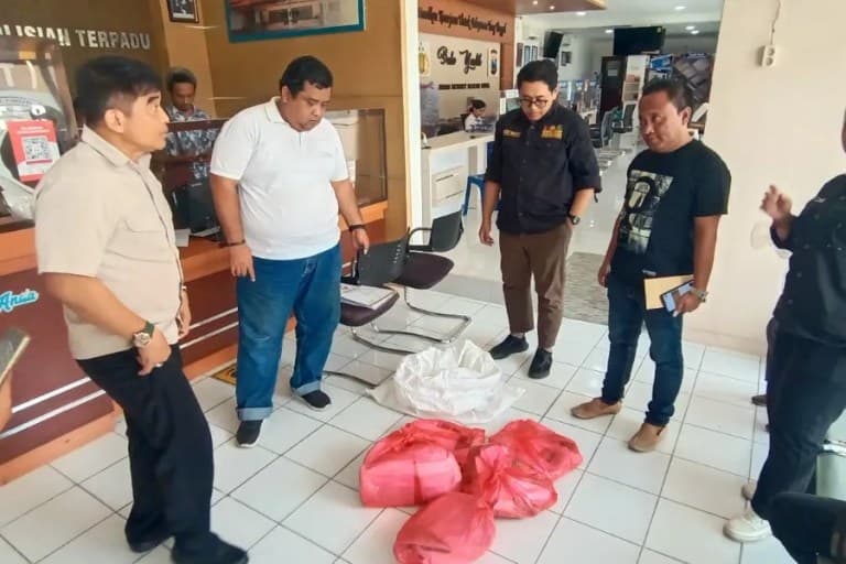 Bawaslu Kabupaten Blitar Limpahkan Kasus Perusakan APK Milik Caleg DPRD ke Polres Blitar Kota