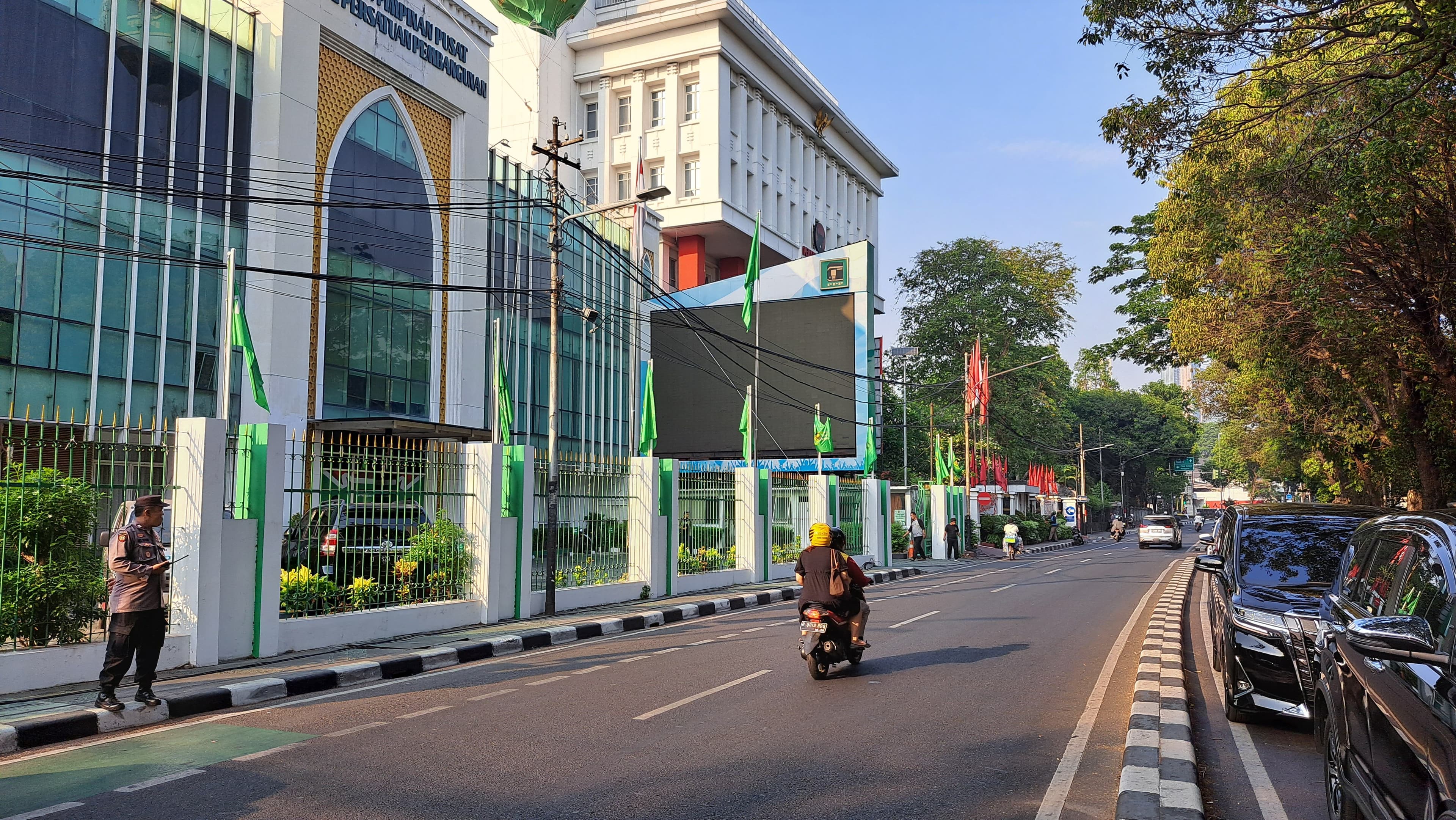 Polisi Jaga Gedung DPP PDIP Jelang Pengumuman Cawapres Ganjar 2024