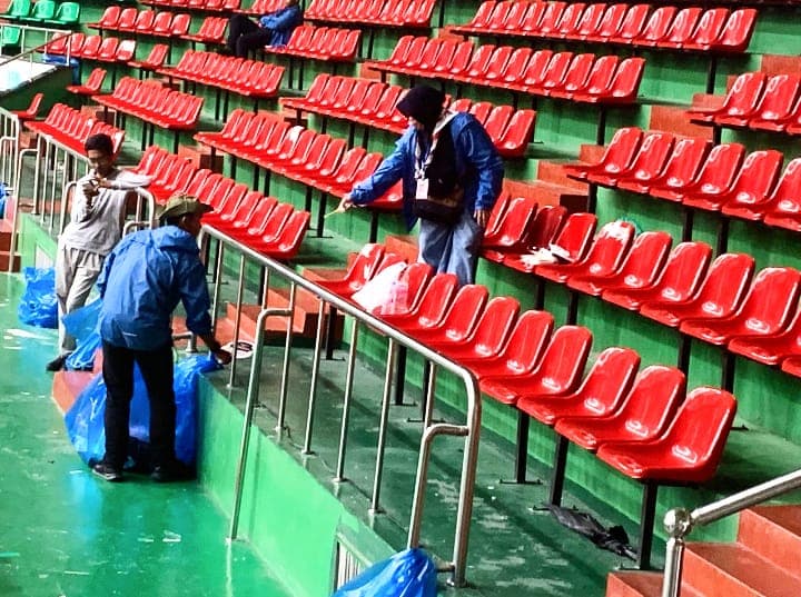 Pramuka Indonesia Bersihkan Stadion Usai Acara