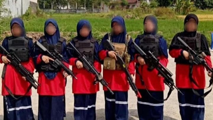 Ponpes di Magetan Minta Maaf soal Viral Santriwati Bawa Senjata Laras Panjang