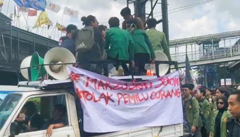 Ratusan Mahasiswa Melakukan Aksi Tolak Kecurangan Pemilu