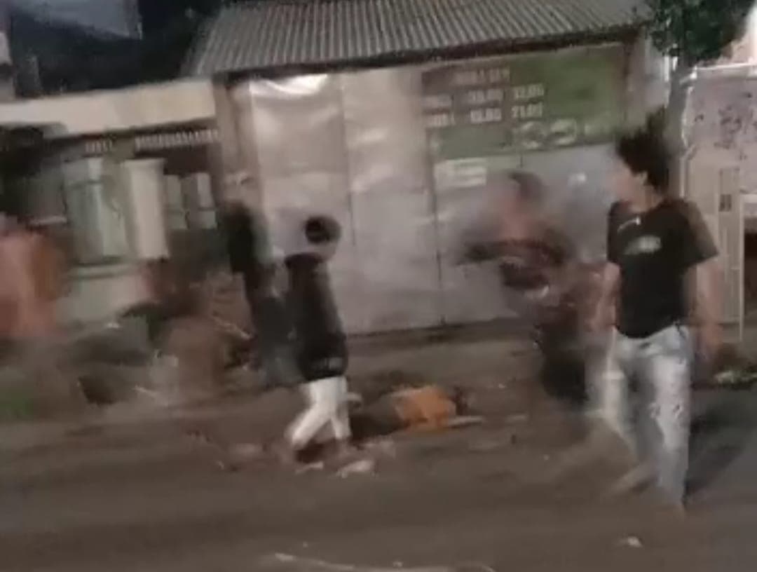 Pengaruh Minuman Keras, Pemuda Nekat Geber Motor Berknalpot Brong Diamuk Massa