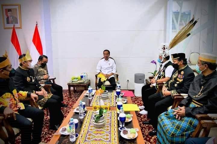 Tokoh Adat Kalimantan Timur Sampaikan Dukungan IKN Saat Bertemu Presiden
